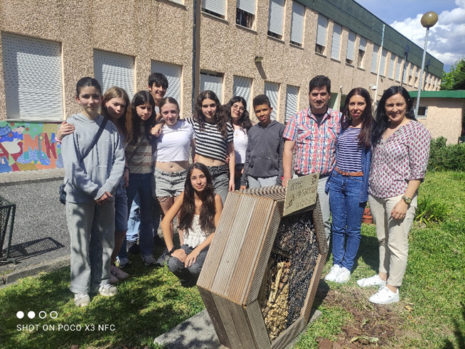 Equipa de construção do hotel de insetos
