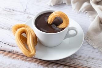 Churros con chocolate caliente - un desayuno español