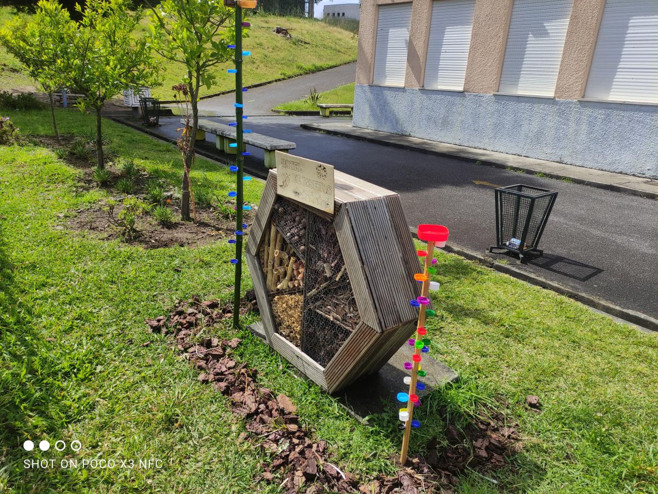 Hotel para insetos na Escola Vale do Mouro com pontos de água.