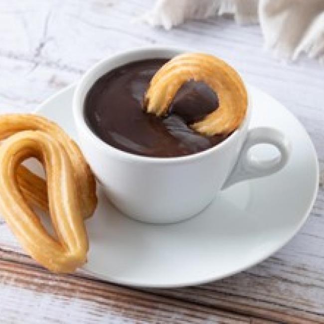 Churros con chocolate caliente - un desayuno español