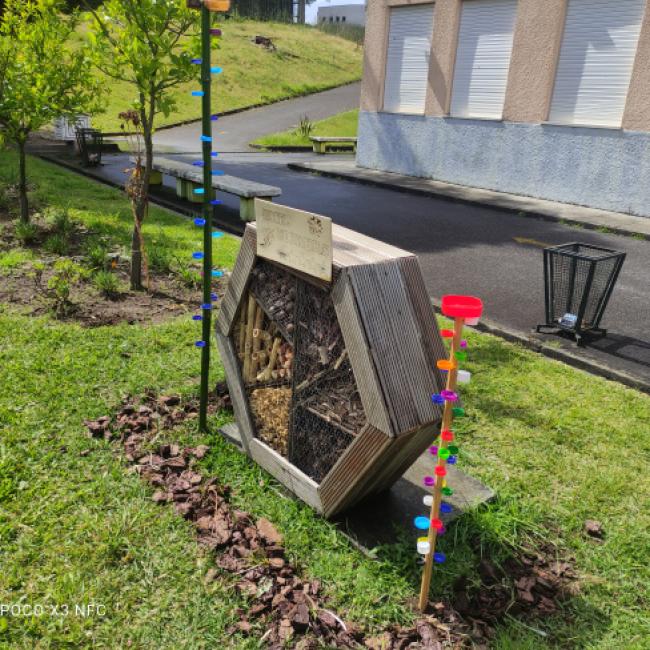Hotel para insetos na Escola Vale do Mouro com pontos de água.